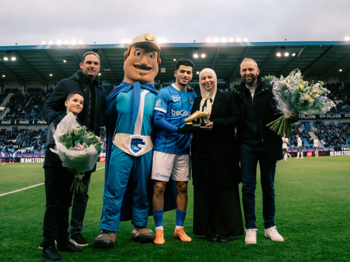 لحظة تاريخية: زكرياء الواحدي يتسلّم جائزة « الأسد البلجيكي 2025 » أمام 30 ألف مشجع من جماهير نادي جينك