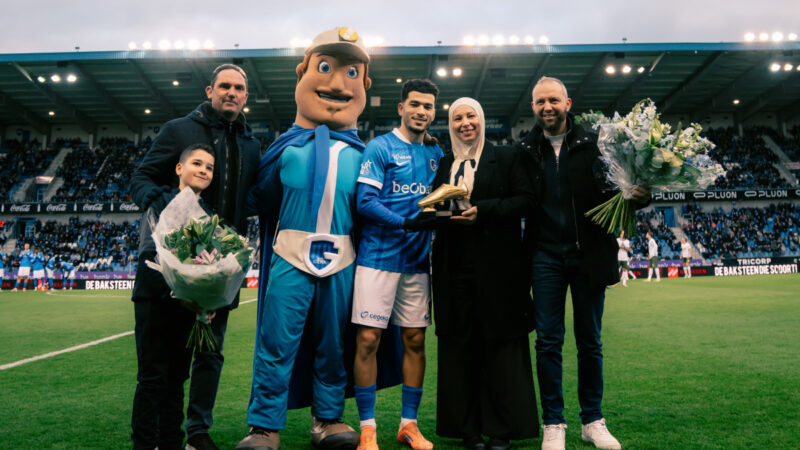 لحظة تاريخية: زكرياء الواحدي يتسلّم جائزة « الأسد البلجيكي 2025 » أمام 30 ألف مشجع من جماهير نادي جينك