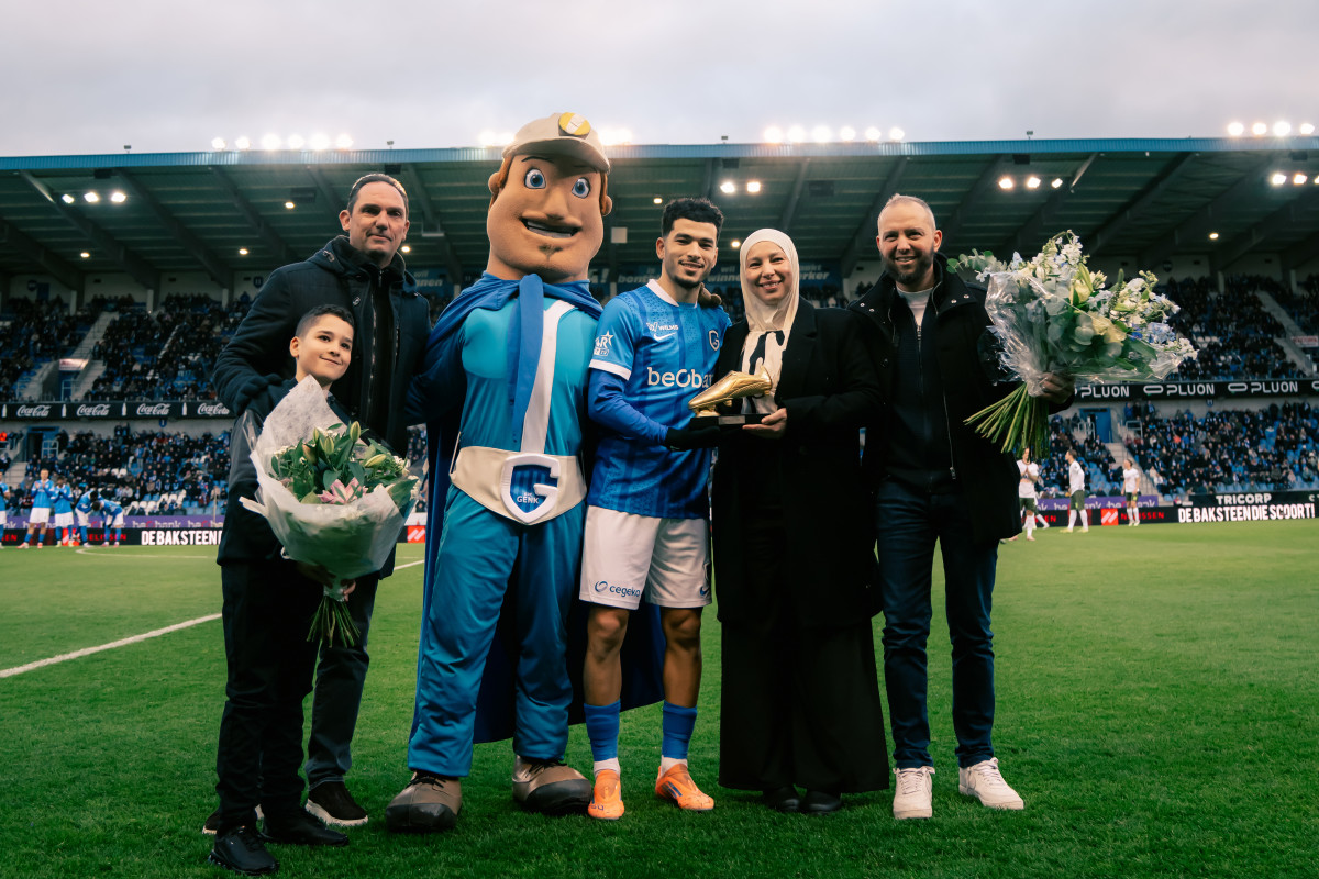 لحظة تاريخية: زكرياء الواحدي يتسلّم جائزة « الأسد البلجيكي 2025 » أمام 30 ألف مشجع من جماهير نادي جينك